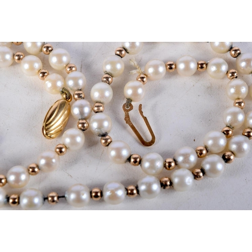 1040 - A 9CT GOLD AND PEARL NECKLACE. 15 grams. 45 cm long.