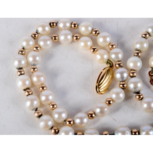 1040 - A 9CT GOLD AND PEARL NECKLACE. 15 grams. 45 cm long.