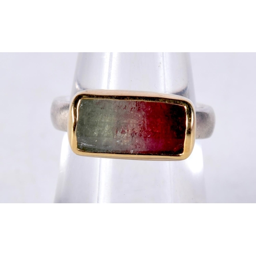 1043 - AN 18CT GOLD AND SILVER HARDSTONE RING. L. 6 grams.