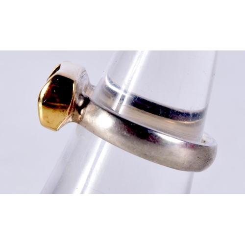 1043 - AN 18CT GOLD AND SILVER HARDSTONE RING. L. 6 grams.