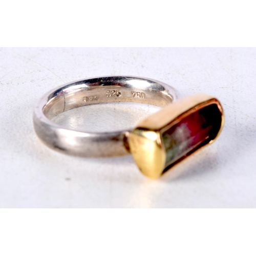 1043 - AN 18CT GOLD AND SILVER HARDSTONE RING. L. 6 grams.