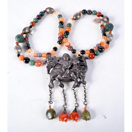 1045 - A RARE 19TH CENTURY CHINESE SILVER AND AGATE NECKLACE Qing. 133 grams. 82 cm long.