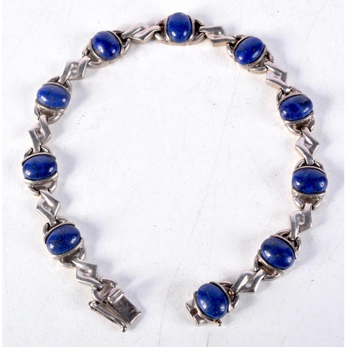 1046 - AN EARLY 20TH CENTURY CHINESE HONG KONG SILVER AND LAPIS LAZULI BRACELET Late Qing/Republican. 16 gr... 