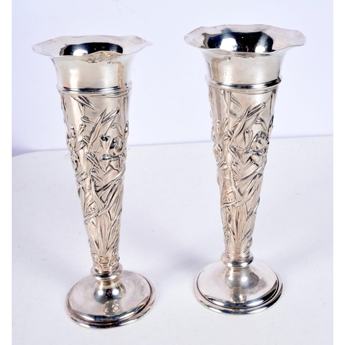 1068 - A PAIR OF EDWARDIAN SILVER POSY VASES by William Comyns. London 1901. 540 grams weighted. 16.5 cm hi... 