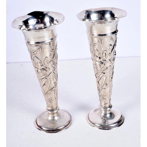 1068 - A PAIR OF EDWARDIAN SILVER POSY VASES by William Comyns. London 1901. 540 grams weighted. 16.5 cm hi... 