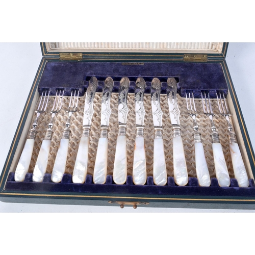 1080 - A CASED SET OF SILVER PLATED FLATWARE. Largest 18 cm long.