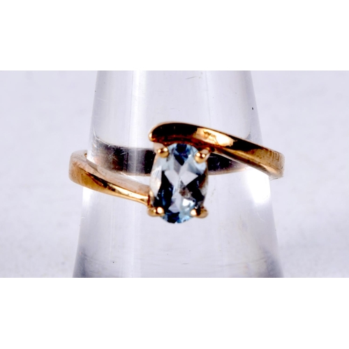 1082 - A 9CT GOLD AND AQUAMARINE RING. N. 2.4 grams.