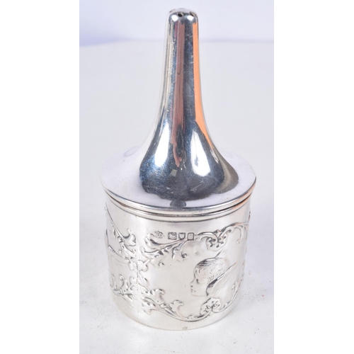 1100 - AN EDWARDIAN SILVER GLOVE POWDER DISPENSER. London 1904. 64 grams. 10 cm high.