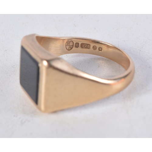 1149 - A 9CT GOLD RING. 7.2 grams. V.