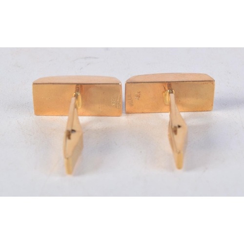 1154 - A PAIR OF 18CT GOLD AND LAPIS LAZULI CUFFLINKS. 15 grams. 2 cm x 0.75 cm.