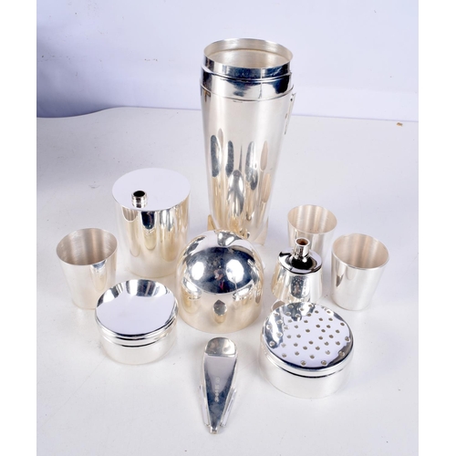 1177 - A SILVER PLATED ZEPPELIN COCKTAIL SHAKER. 24 cm high.