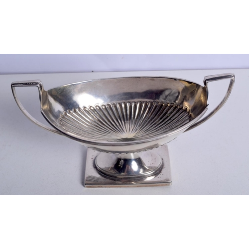 1185 - A VICTORIAN TWIN HANDLED SILVER SUGAR DISH. 113 grams. London 1880. 15 cm x 9 cm.