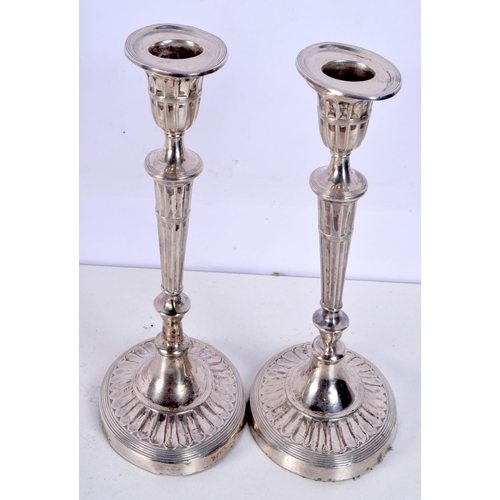 1198 - A PAIR OF EDWARDIAN NEO CLASSICAL SILVER CANDLESTICKS. London 1901. 401 grams overall. 17 cm x 9 cm.