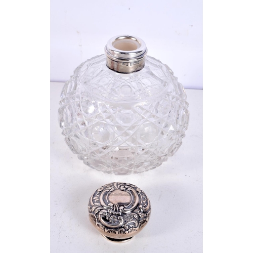 1209 - AN EDWARDIAN SILVER TOPPED CUT GLASS SCENT BOTTLE. Silver 18 grams. Birmingham 1903. 13 cm x 10.5 cm... 