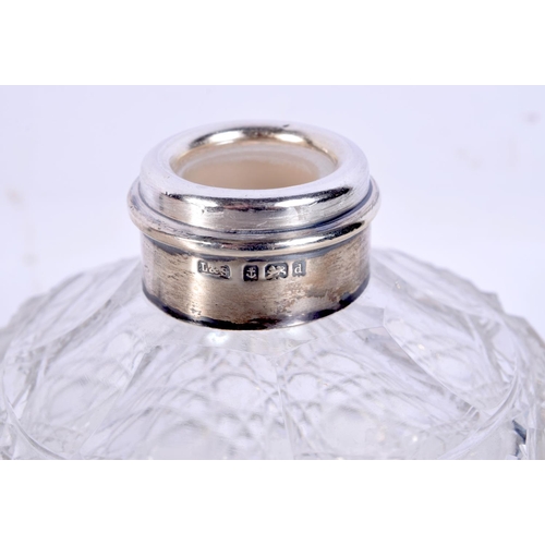 1209 - AN EDWARDIAN SILVER TOPPED CUT GLASS SCENT BOTTLE. Silver 18 grams. Birmingham 1903. 13 cm x 10.5 cm... 