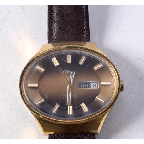 1250 - A VINTAGE TIGERS EYE STYLE GENTLEMANS WRISTWATCH. 4.25 cm wide inc crown.