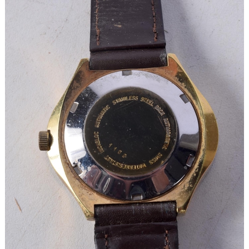 1250 - A VINTAGE TIGERS EYE STYLE GENTLEMANS WRISTWATCH. 4.25 cm wide inc crown.