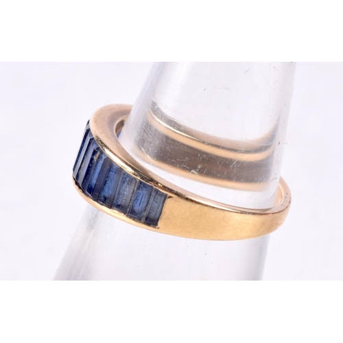 1271 - AN 18CT GOLD AND SAPPHIRE RING. 3 grams. J.