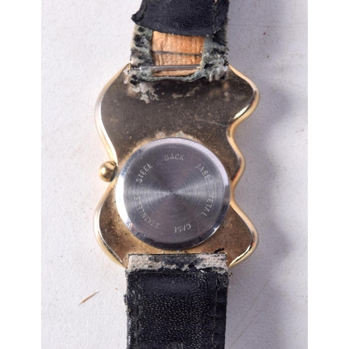 1276 - A VINTAGE YELLOW METAL WATCH. 3 cm wide.