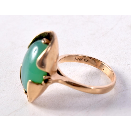 1278 - A 10K CHINESE GOLD AND JADE RING. 6 grams. L.