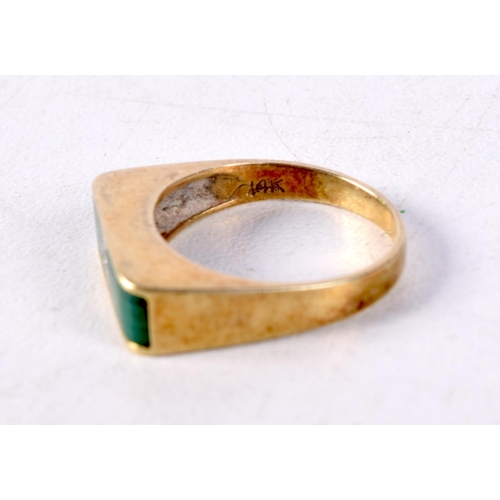 1281 - A 14CT GOLD AND MALACHITE RING. 3.7 grams. I.