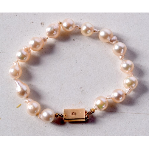 1282 - A 14CT GOLD AND PEARL BRACELET. 18 cm long.