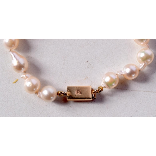 1282 - A 14CT GOLD AND PEARL BRACELET. 18 cm long.