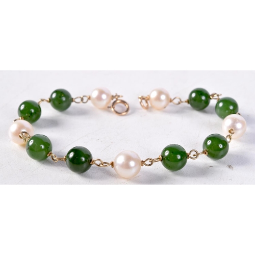 1283 - A CHINESE 14CT GOLD PEARL AND JADE BRACELET. 19 cm long.