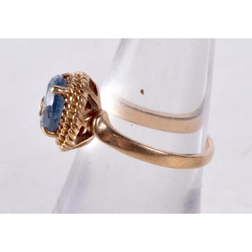 1284 - A 14CT GOLD AND AQUAMARINE RING. 2.8 grams. M.