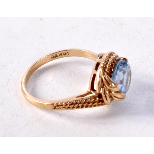 1284 - A 14CT GOLD AND AQUAMARINE RING. 2.8 grams. M.