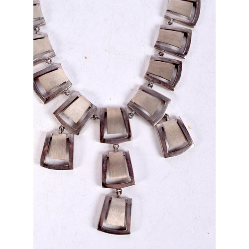 1292 - A MODERNIST SILVER NECKLACE. 95 grams. 39 cm long.