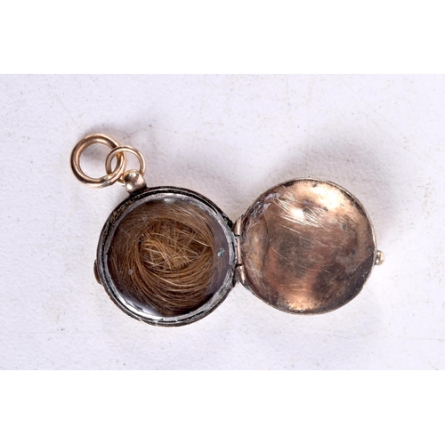 1319 - AN ANTIQUE YELLOW METAL LOCKET. 2.5 grams. 1.75 cm x 1.5 cm.