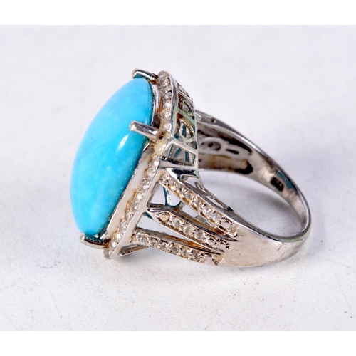 1324 - A SILVER AND TURQUOISE RING. 9.4 grams. Q.