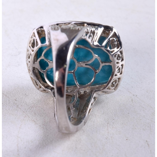 1324 - A SILVER AND TURQUOISE RING. 9.4 grams. Q.