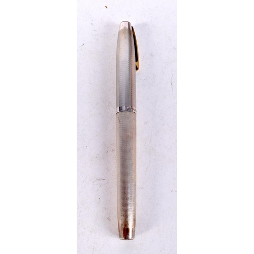 1345 - A STERLING SILVER PEN. 28 grams. 13 cm long.