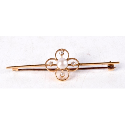 1347 - AN 18CT GOLD AND DIAMOND BROOCH. 3 grams. 5.25 cm x 1.5 cm.