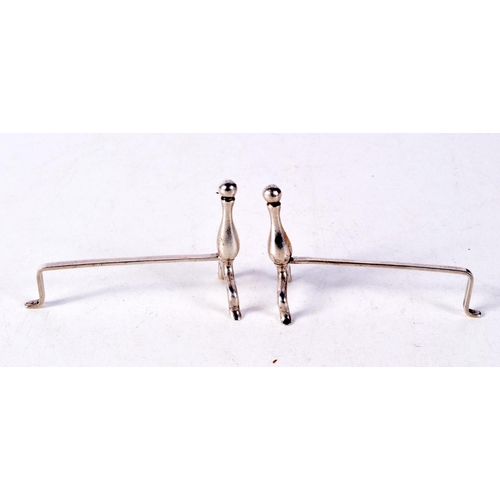 1354 - A PAIR OF VINTAGE SILVER ANDIRON KNIFE RESTS. 37 grams. 7.5 cm x 5 cm.