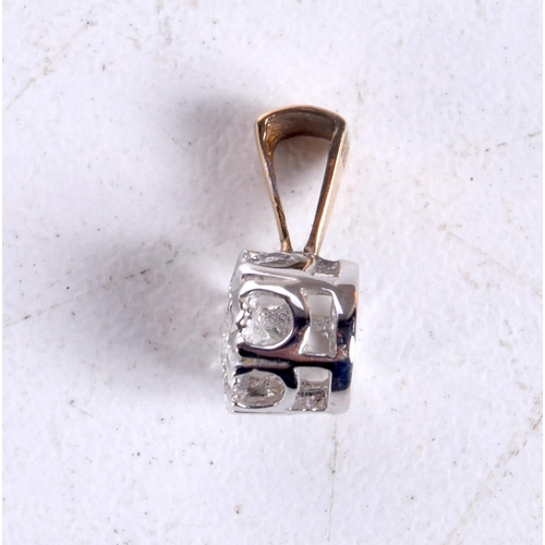 1365 - A GOLD AND DIAMOND PENDANT. 0.5 grams. 1 cm wide.