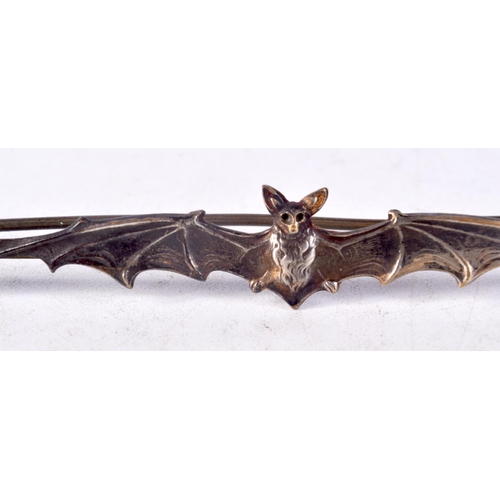 1379 - A LARGE VINTAGE BAT PIN. 15.8 grams. 18 cm long.