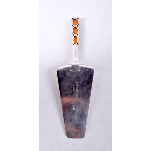 1389 - A VINTAGE SILVER AND AMBER SLICE. 86 grams. 22 cm x 6 cm.