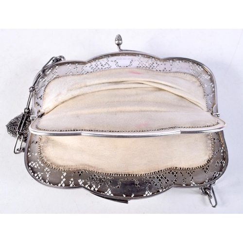 1403 - A VINTAGE SILVER PURSE. 278 grams. 15 cm x 15 cm.