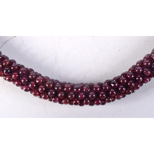 1407 - A GARNET NECKLACE. 55 grams. 41 cm long.