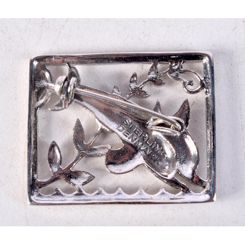 1422C - A SILVER DOLPHIN BROOCH. 10 grams. 3.5 cm x 2.75 cm.