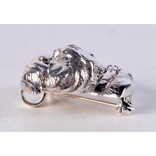 1423A - A SILVER DOG BROOCH. 12 grams. 2.75 cm x 2.5 cm.