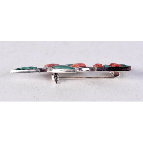 1424C - A SILVER AND MALACHITE ARROW BROOCH. 6 grams. 2 cm x 5.5 cm.