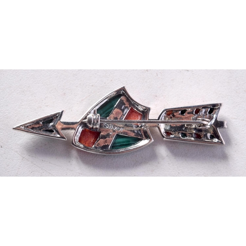 1424C - A SILVER AND MALACHITE ARROW BROOCH. 6 grams. 2 cm x 5.5 cm.