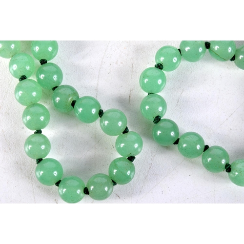 1424E - A JADE NECKLACE. 66 cm long.