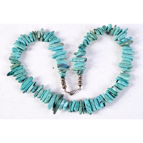 1425 - A TURQUOISE NECKLACE. 47 cm long.