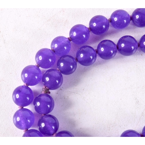 1425B - A CHINESE LAVENDER JADE NECKLACE. 70 cm long.