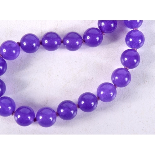 1425B - A CHINESE LAVENDER JADE NECKLACE. 70 cm long.